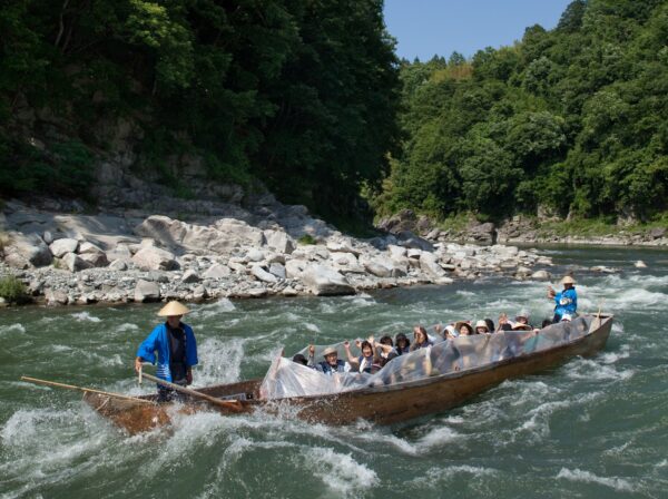 天竜川川下りの様子